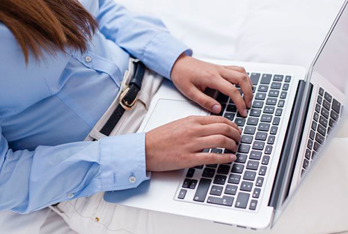tech-woman-with-laptop